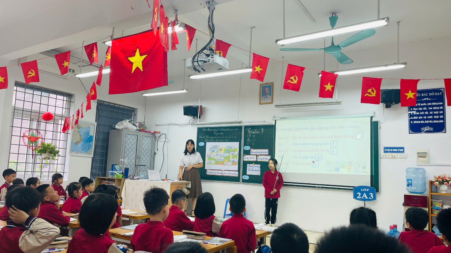 A group of people in a classroom

AI-generated content may be incorrect.