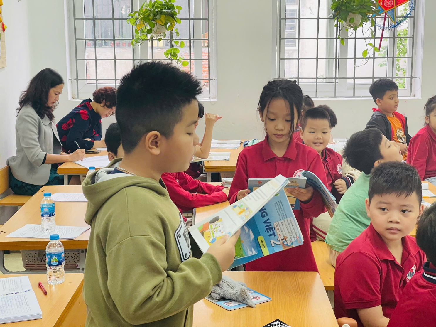 A group of children in a classroom

AI-generated content may be incorrect.