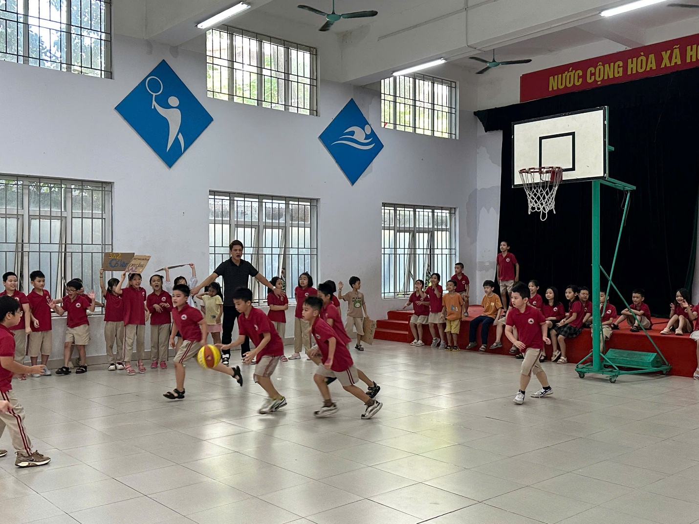A group of kids playing basketball in a gym

AI-generated content may be incorrect.