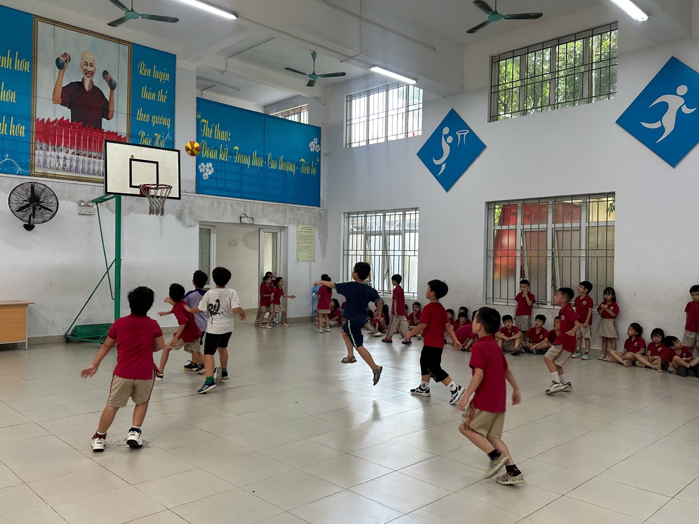 A group of kids in a gym

AI-generated content may be incorrect.