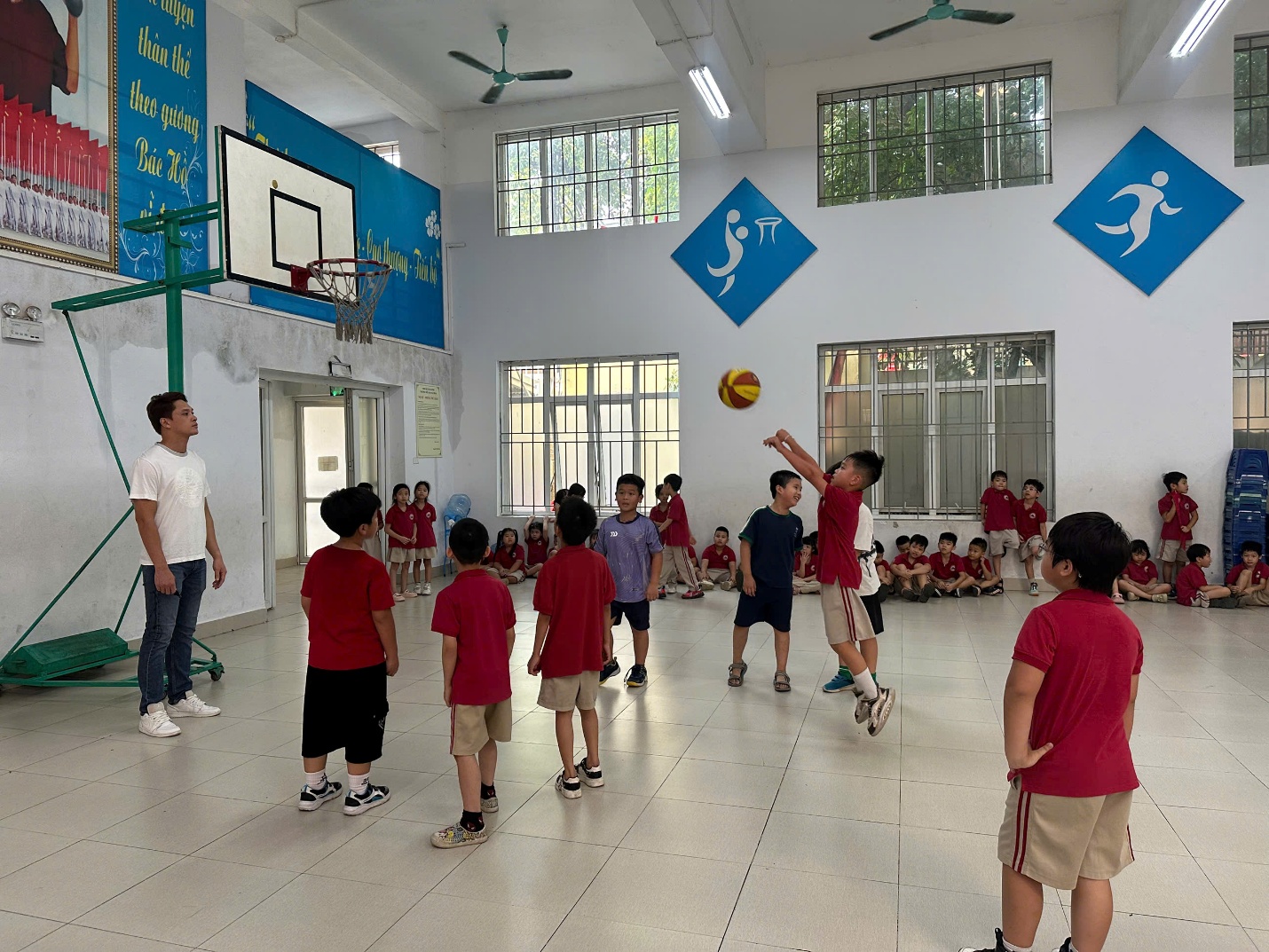 A group of kids in a room

AI-generated content may be incorrect.