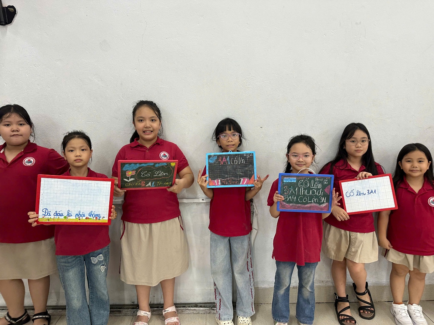 A group of young girls holding up chalkboards

AI-generated content may be incorrect.