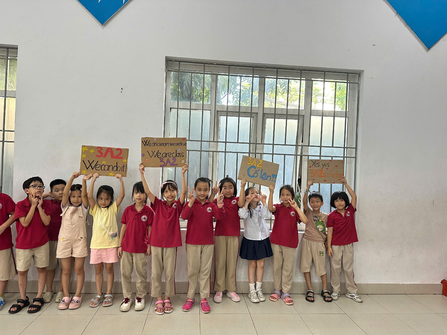 A group of children holding signs

AI-generated content may be incorrect.