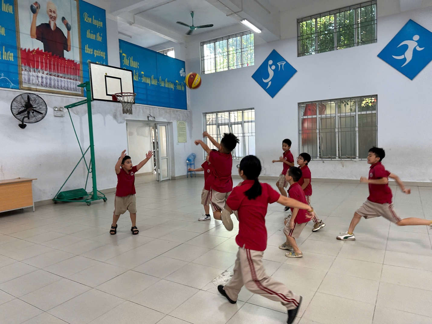 A group of kids in a gym

AI-generated content may be incorrect.