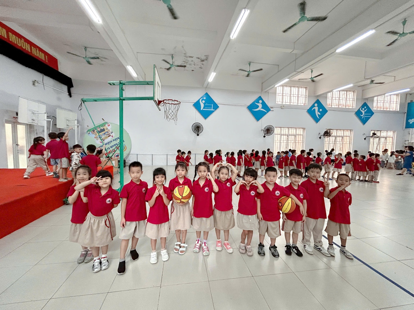 A group of children in a gym

AI-generated content may be incorrect.