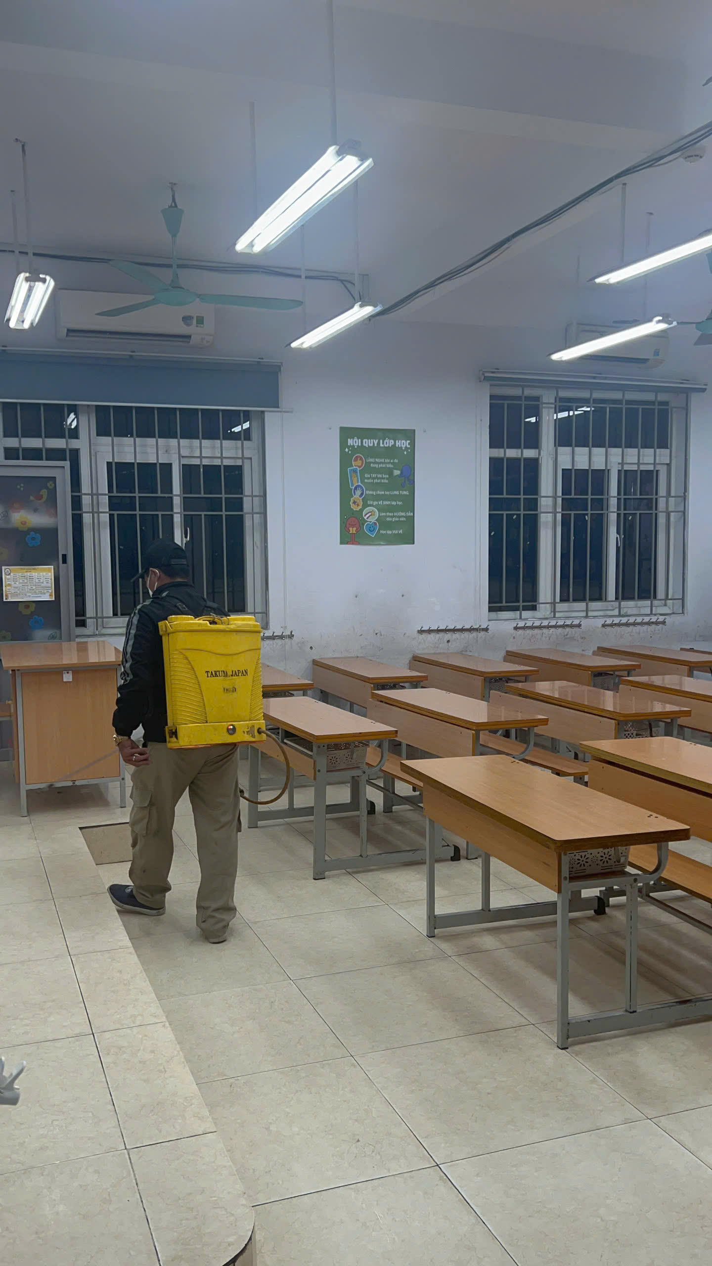 A person carrying a yellow container in a classroom

AI-generated content may be incorrect.