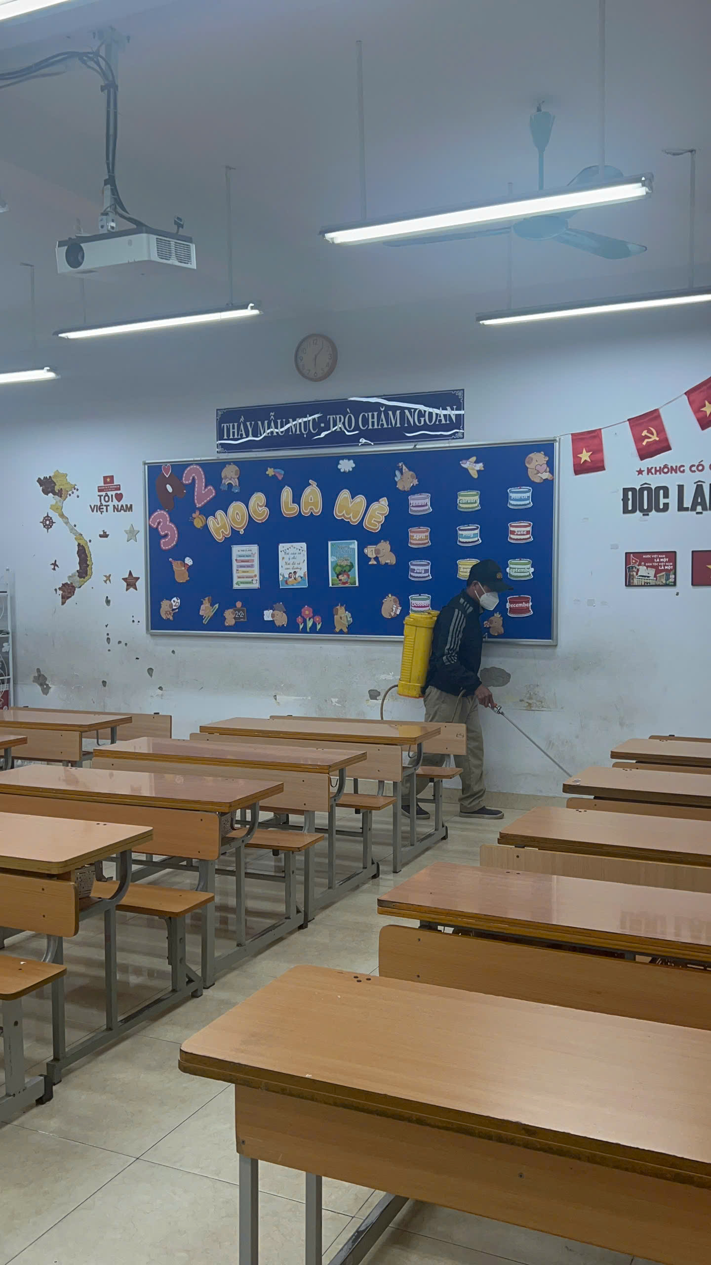 A person cleaning a classroom

AI-generated content may be incorrect.