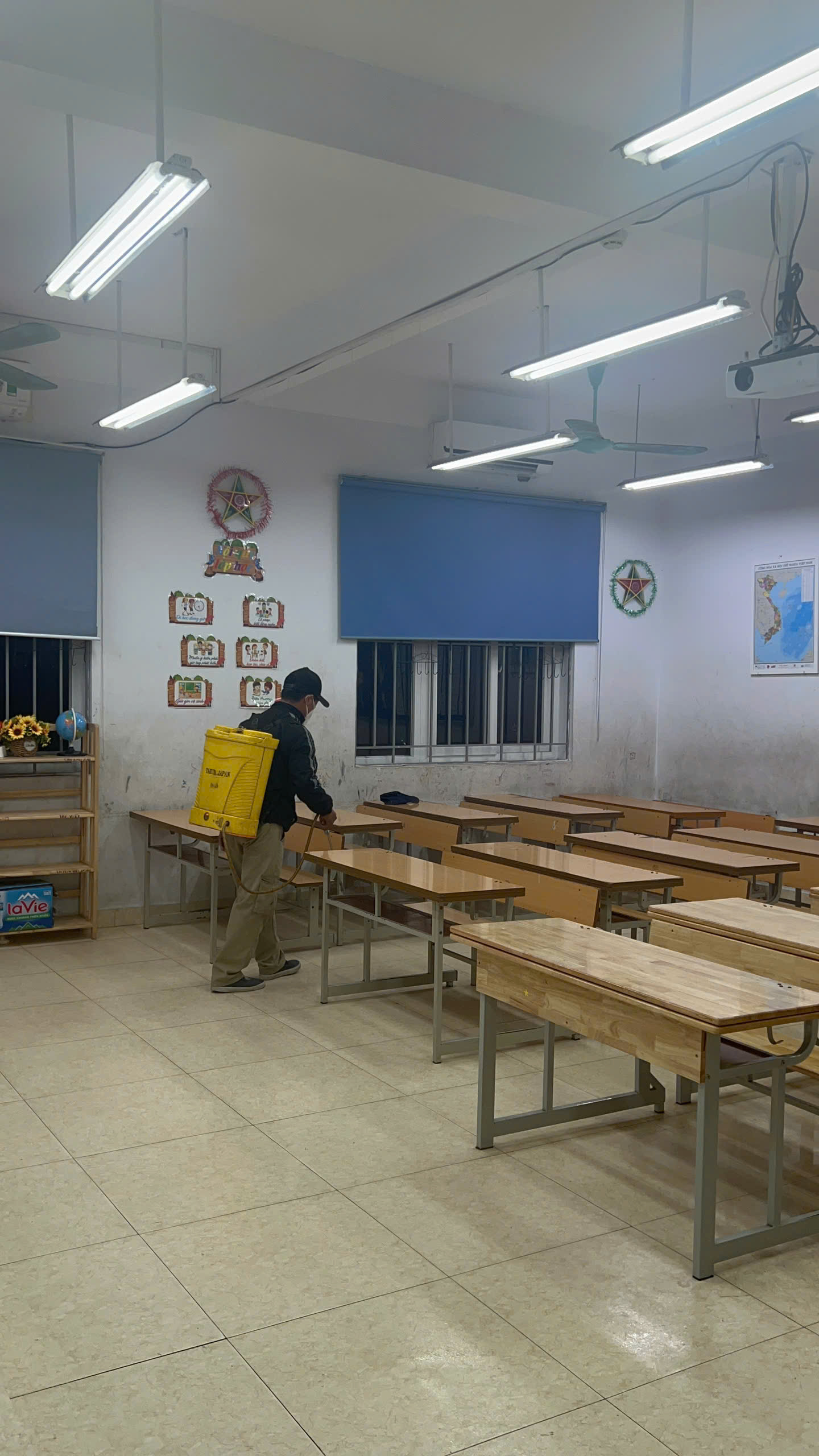 A person standing in a classroom

AI-generated content may be incorrect.