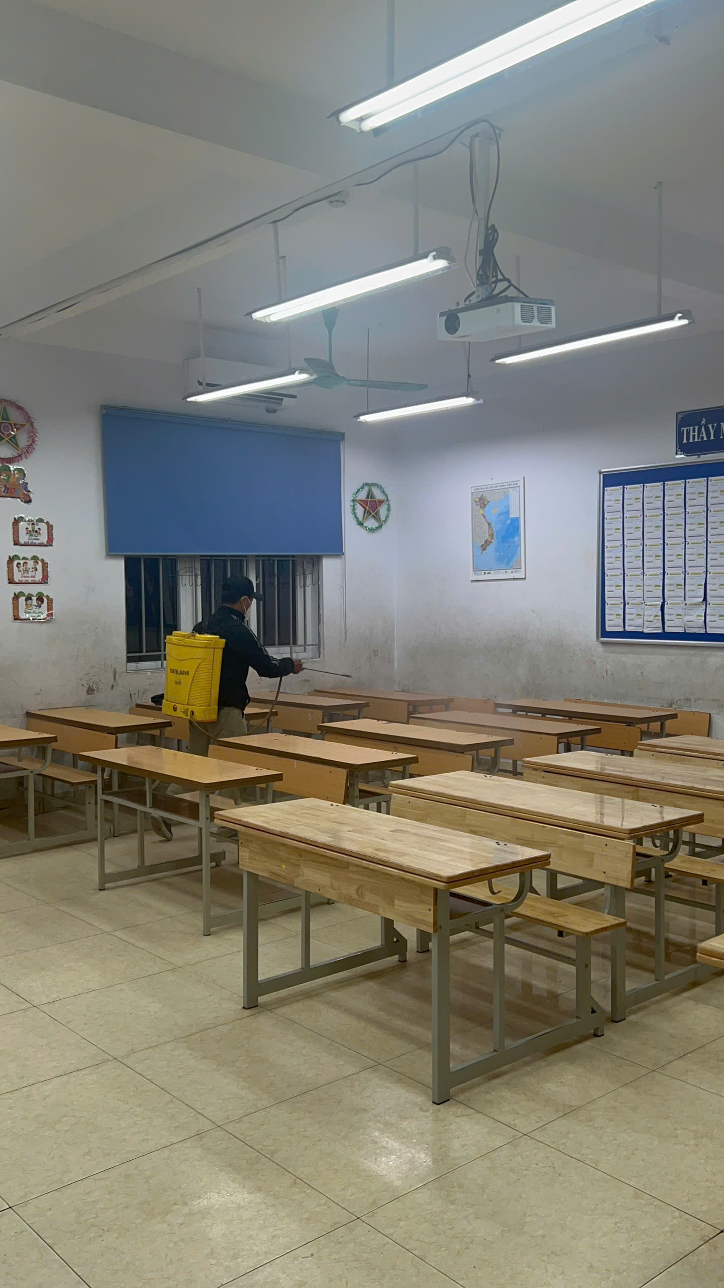 A person standing in a classroom

AI-generated content may be incorrect.