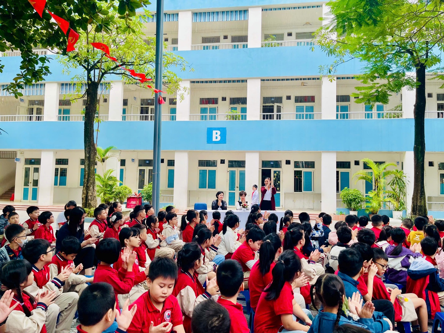 A group of children sitting in a row

AI-generated content may be incorrect.