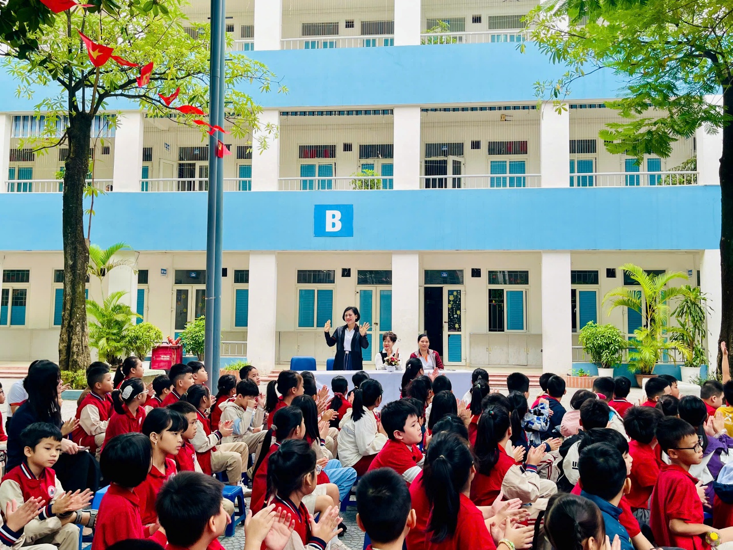 A group of people in front of a building

AI-generated content may be incorrect.