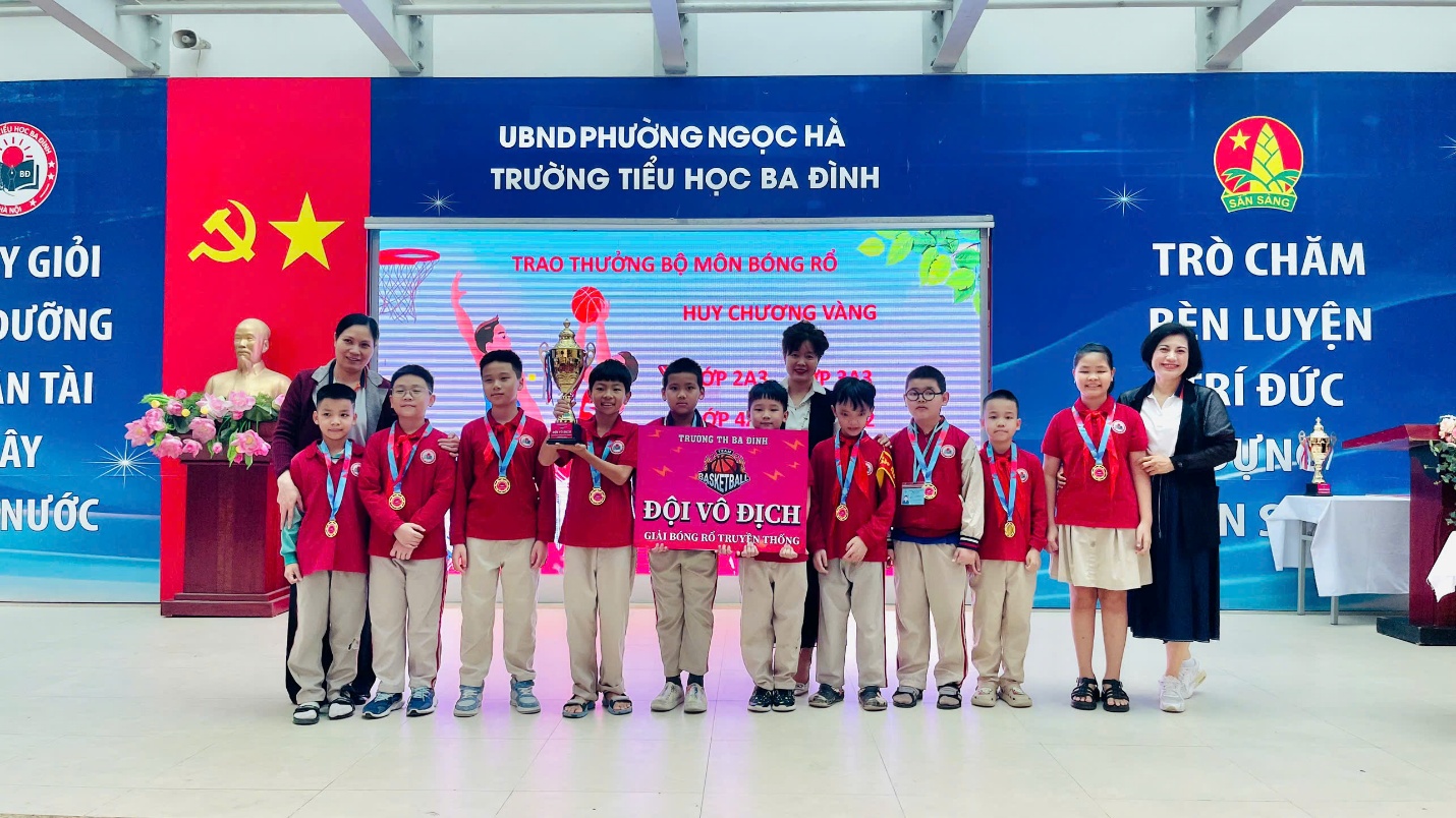 A group of children posing for a photo

AI-generated content may be incorrect.