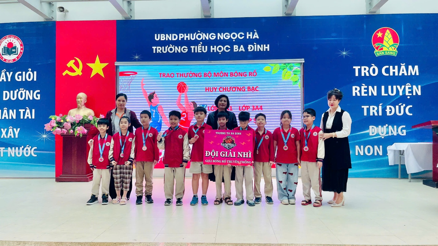 A group of children posing for a photo

AI-generated content may be incorrect.