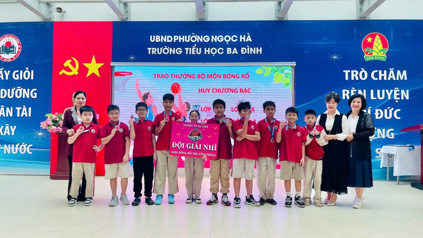 A group of children posing for a photo

AI-generated content may be incorrect.