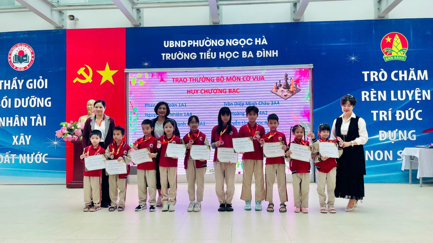 A group of children holding signs

AI-generated content may be incorrect.