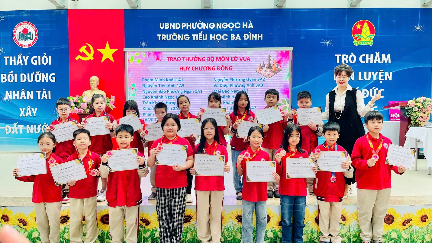 A group of children holding signs

AI-generated content may be incorrect.