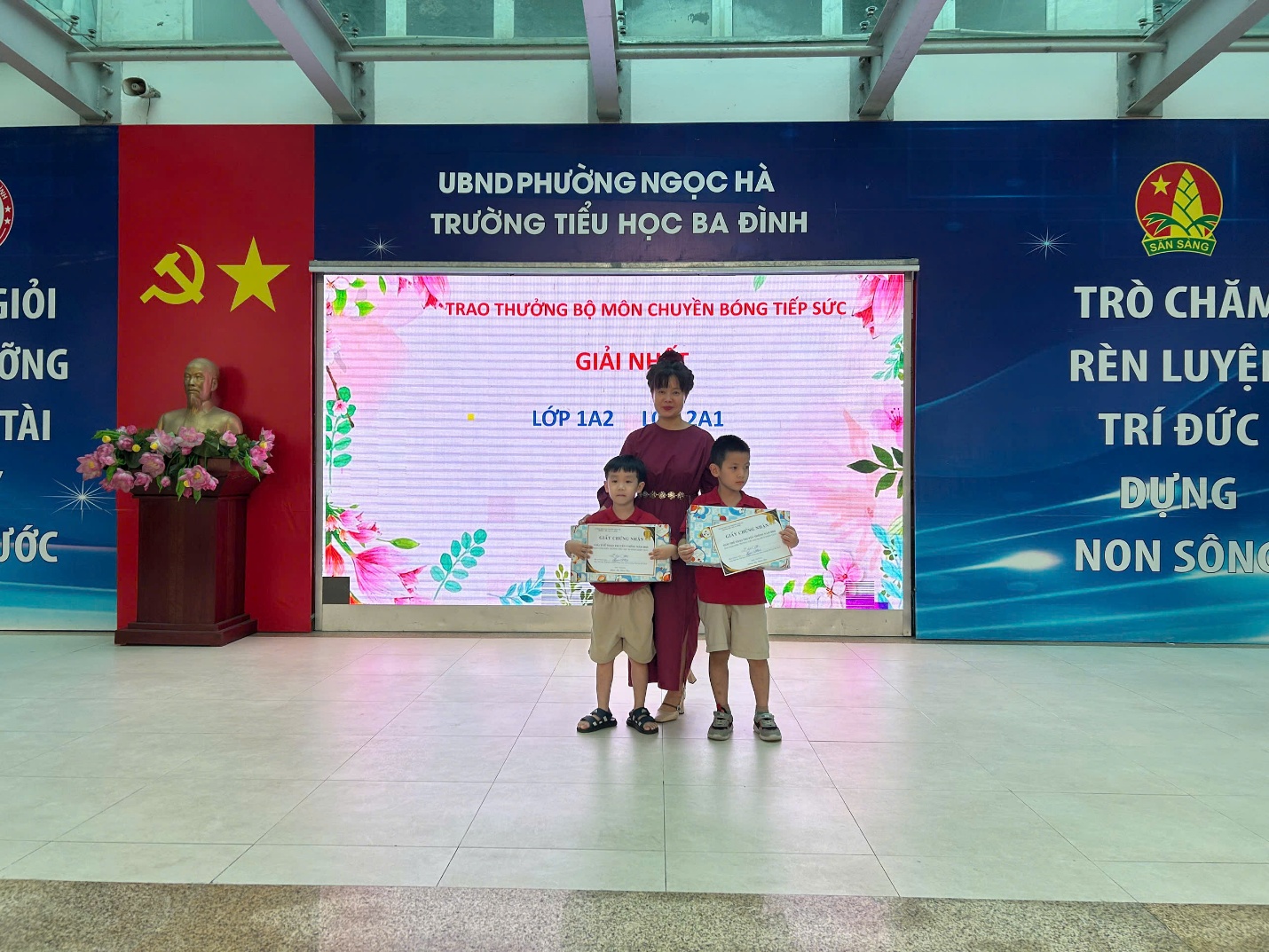 A group of kids posing for a photo

AI-generated content may be incorrect.