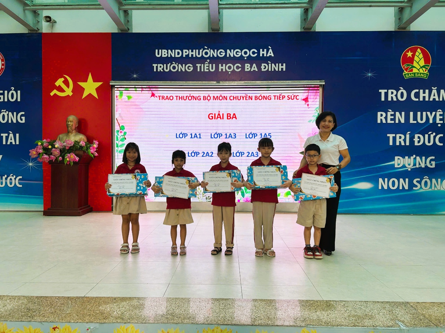 A group of children holding signs

AI-generated content may be incorrect.