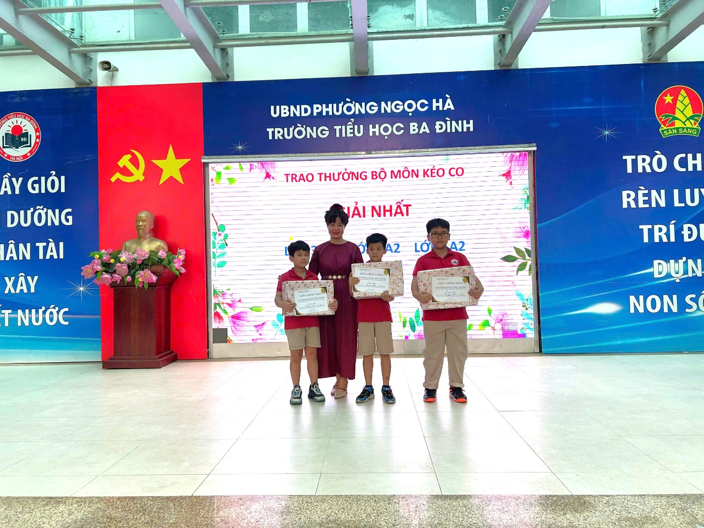 A group of people holding signs

AI-generated content may be incorrect.