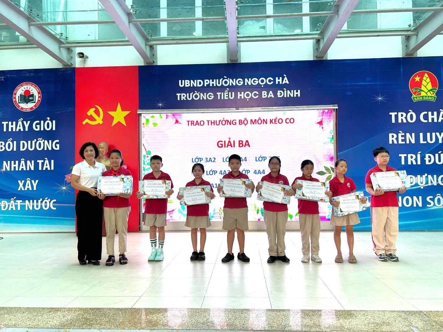 A group of children holding signs

AI-generated content may be incorrect.