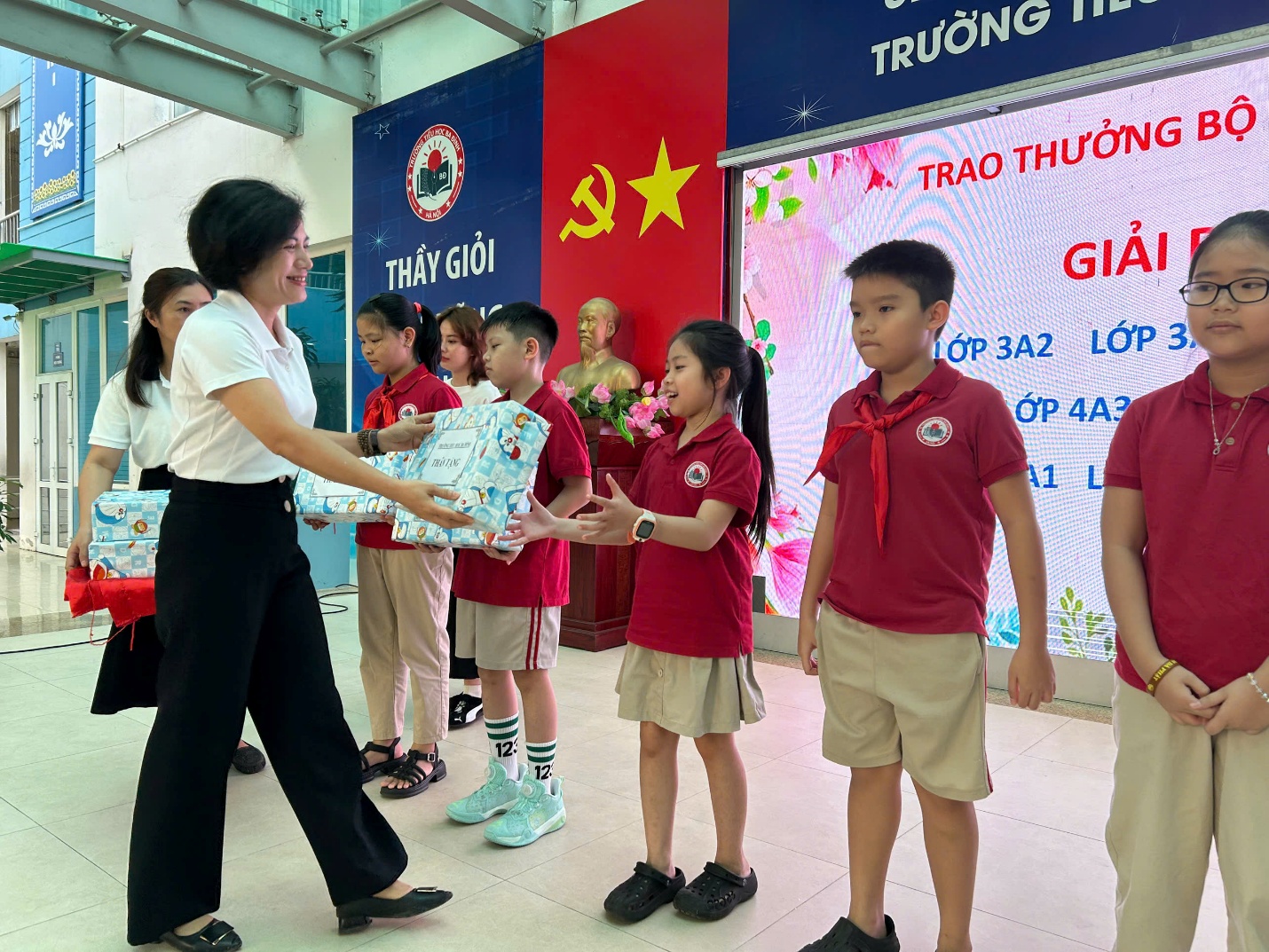 A group of children in a room

AI-generated content may be incorrect.