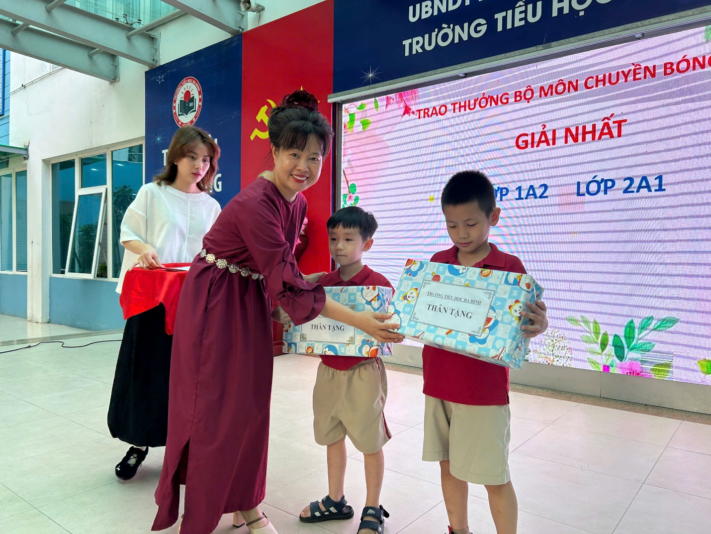 A group of people holding boxes

AI-generated content may be incorrect.