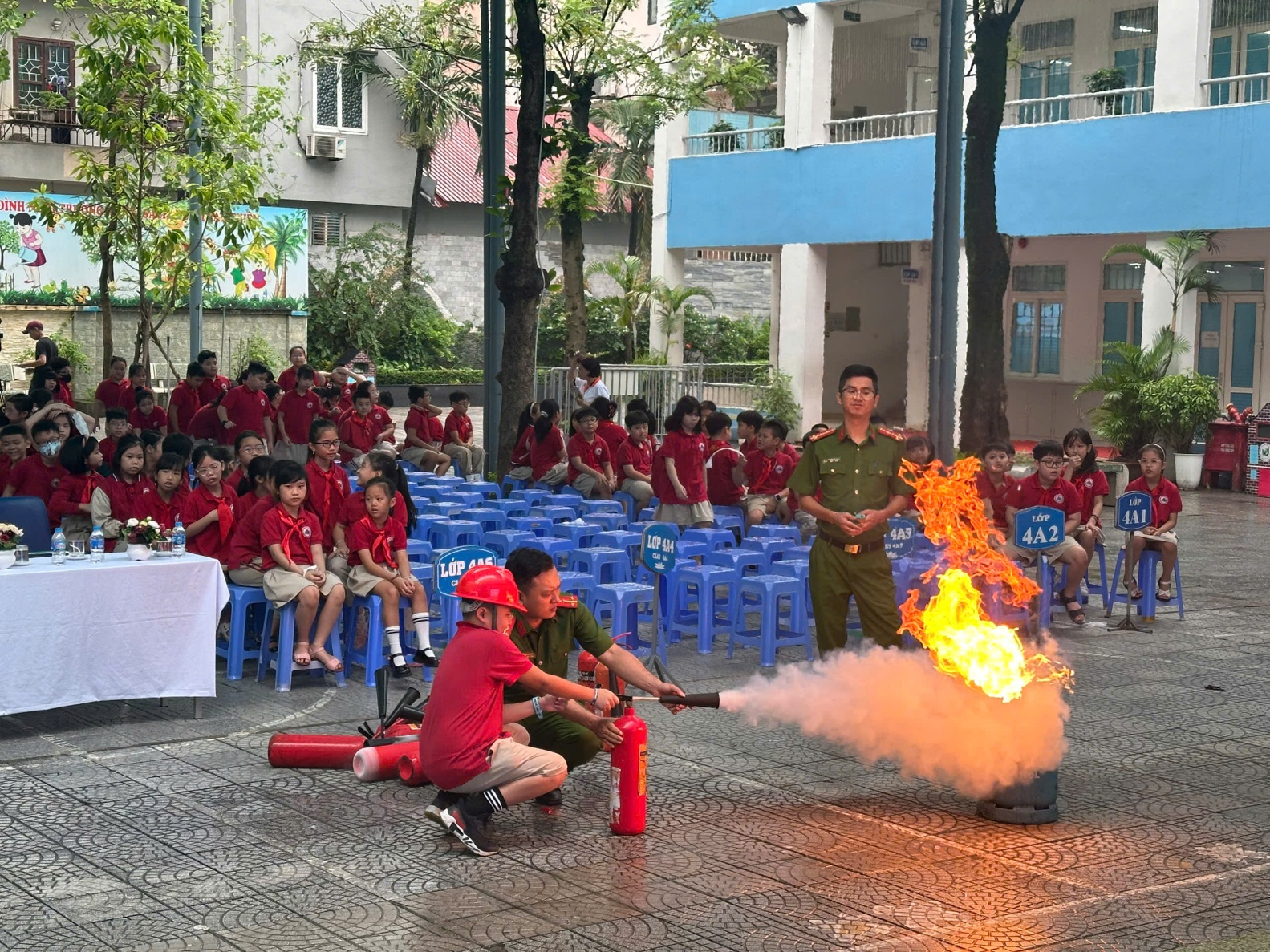 A group of people in uniform

AI-generated content may be incorrect.