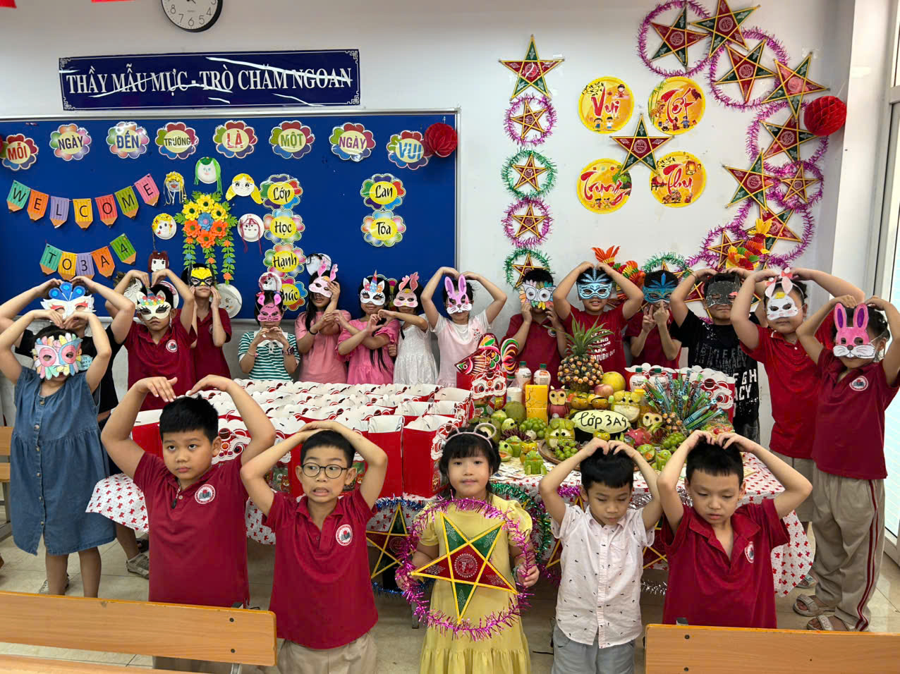 A group of children in a classroom

AI-generated content may be incorrect.