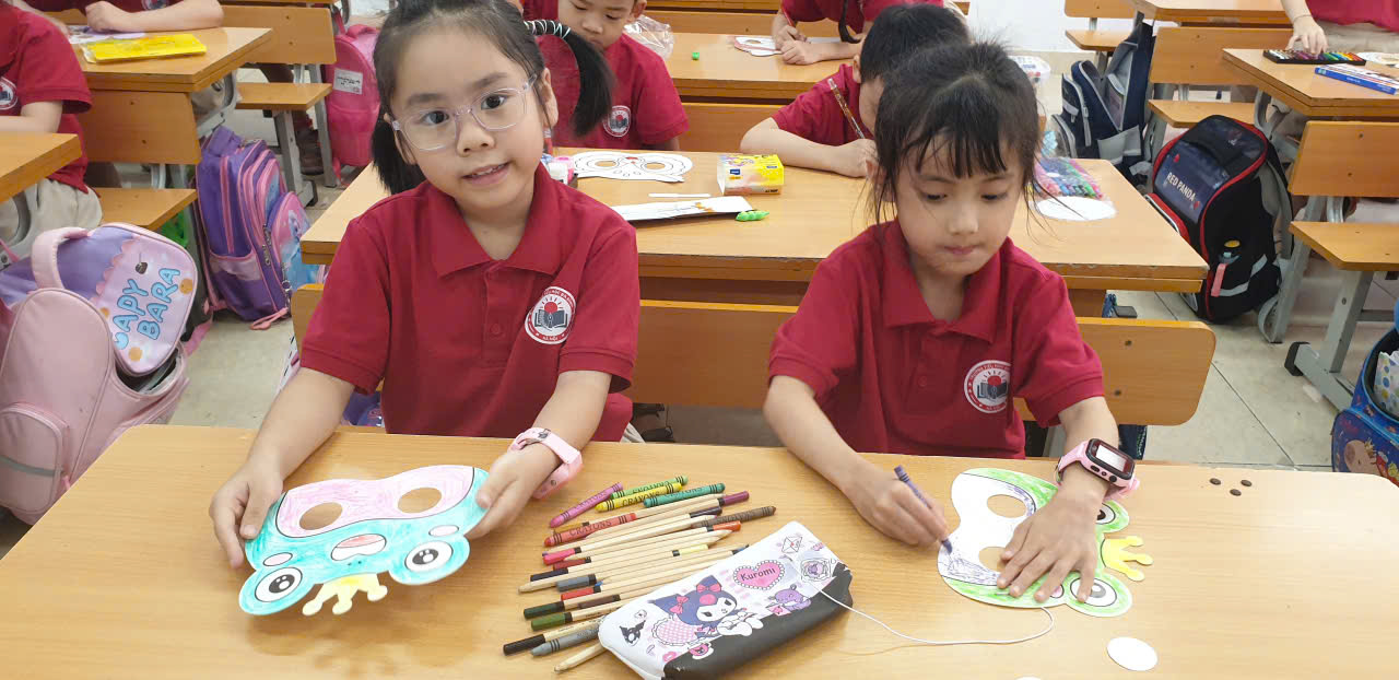 A group of children in a classroom

AI-generated content may be incorrect.