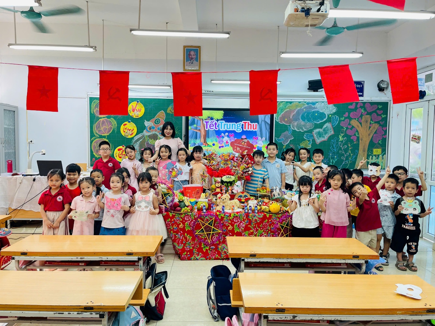 A group of children in a classroom

AI-generated content may be incorrect.