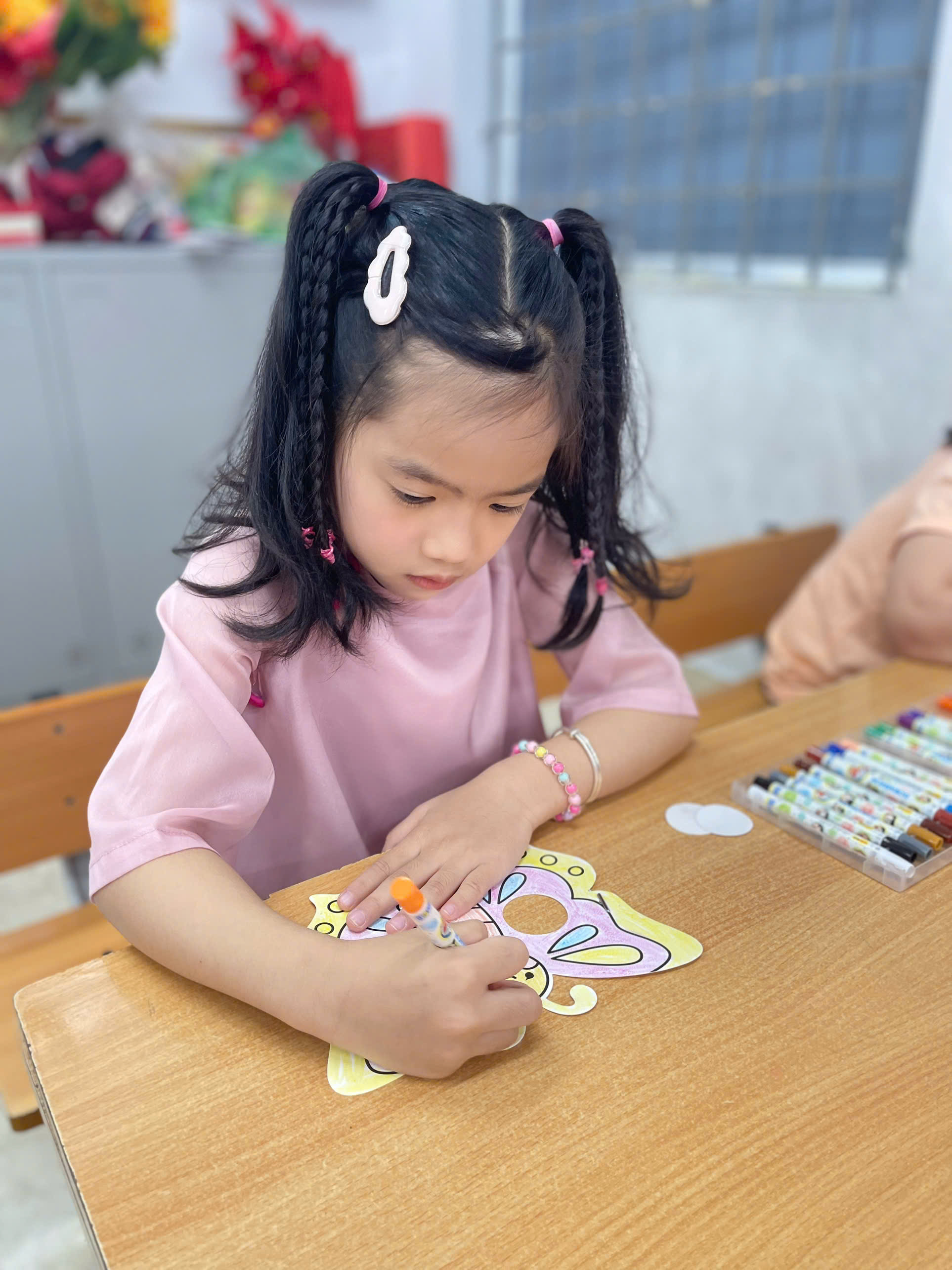 A child coloring on a paper

AI-generated content may be incorrect.