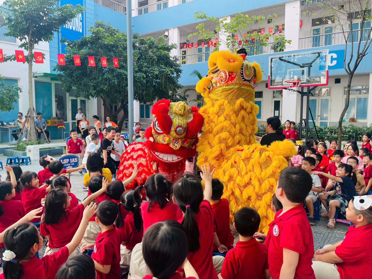 A group of people in red shirts and a lion dance

AI-generated content may be incorrect.