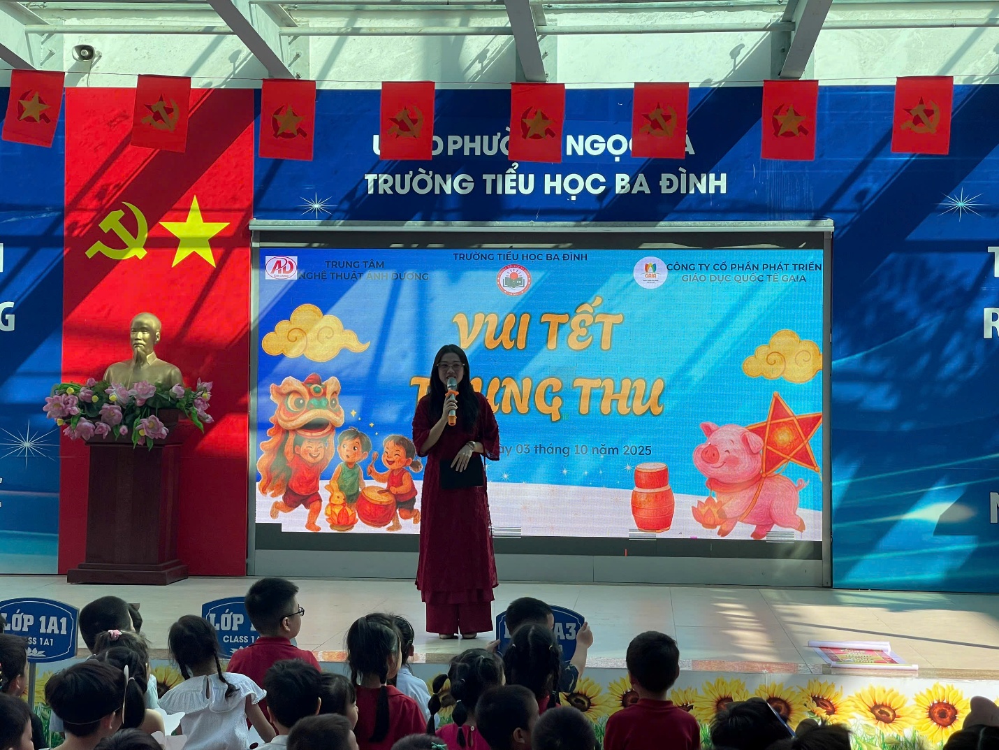 A person standing on a stage with a crowd of people

AI-generated content may be incorrect.