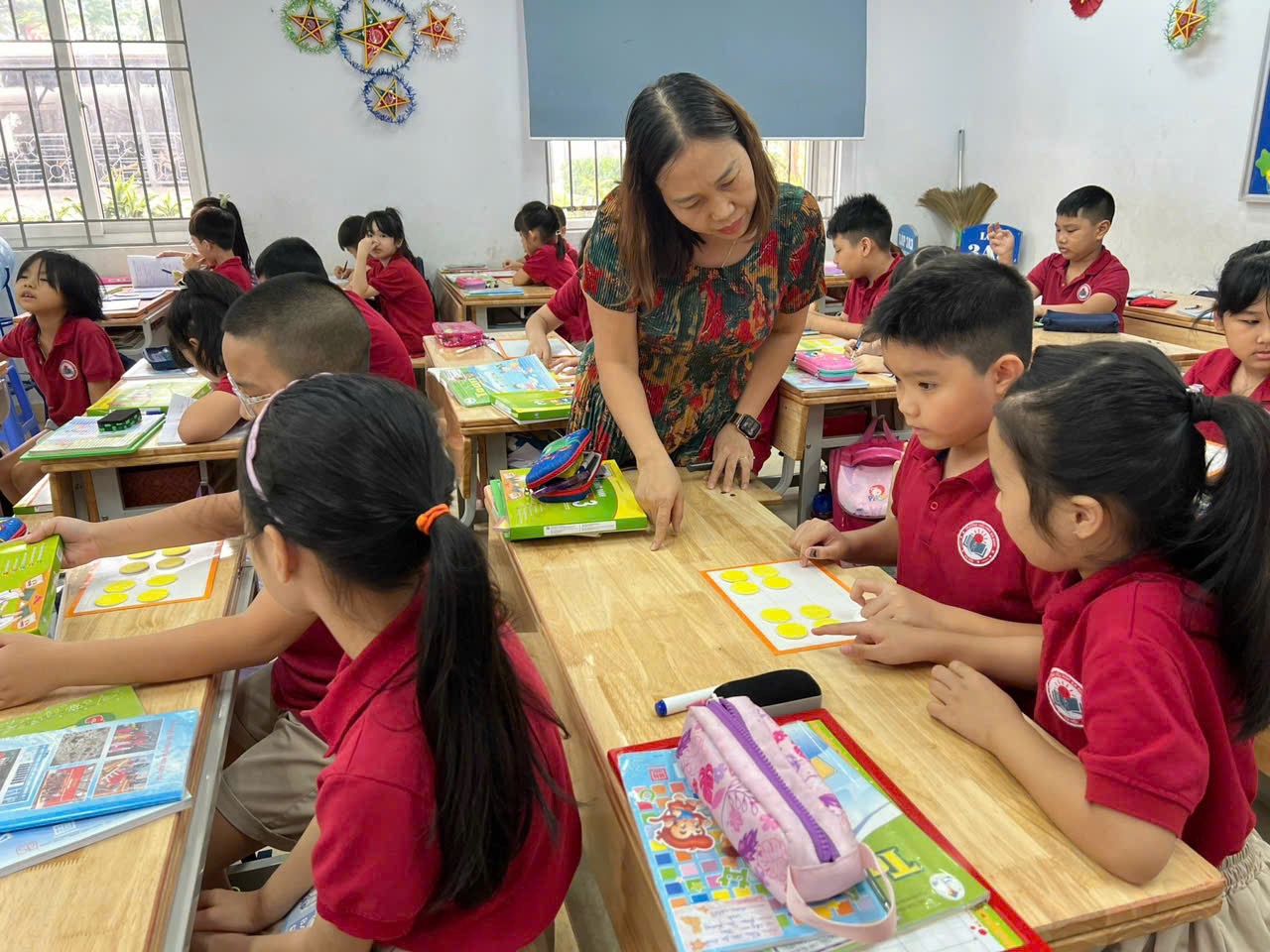 A group of children in a classroom

AI-generated content may be incorrect.