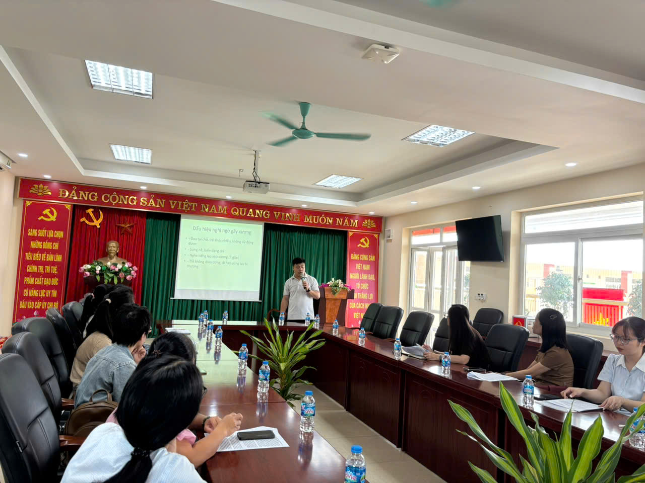 A group of people sitting in a room

AI-generated content may be incorrect.