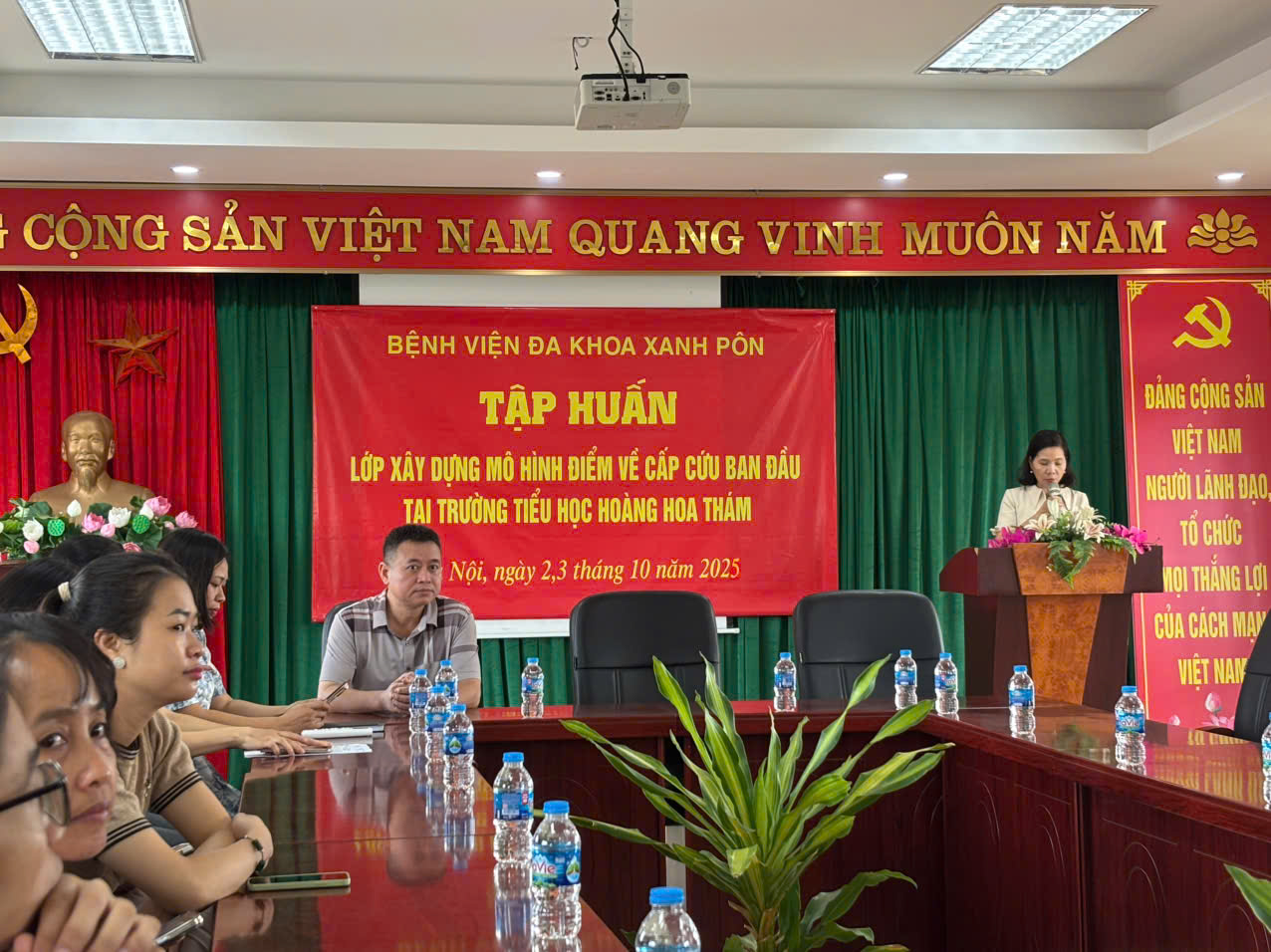 A group of people sitting at a table

AI-generated content may be incorrect.