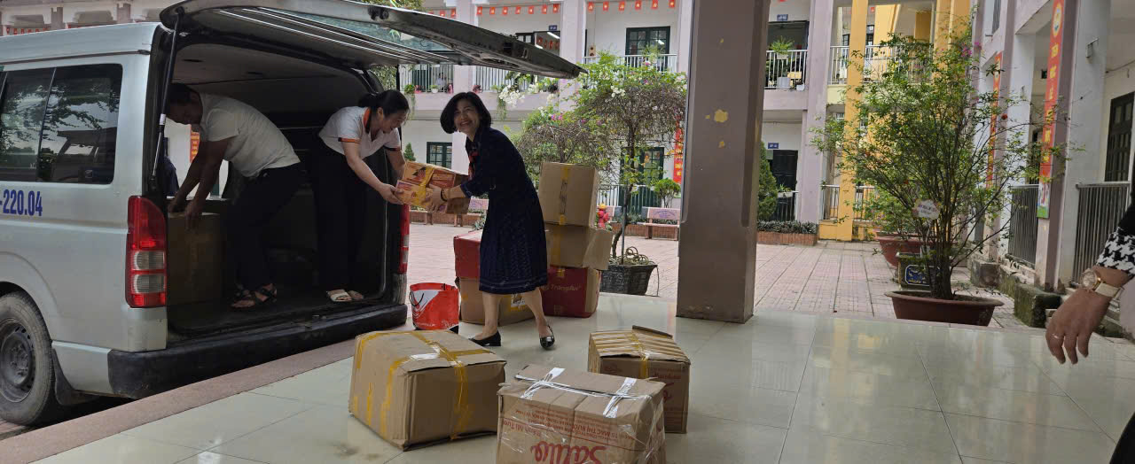 A group of people loading boxes into a van

AI-generated content may be incorrect.