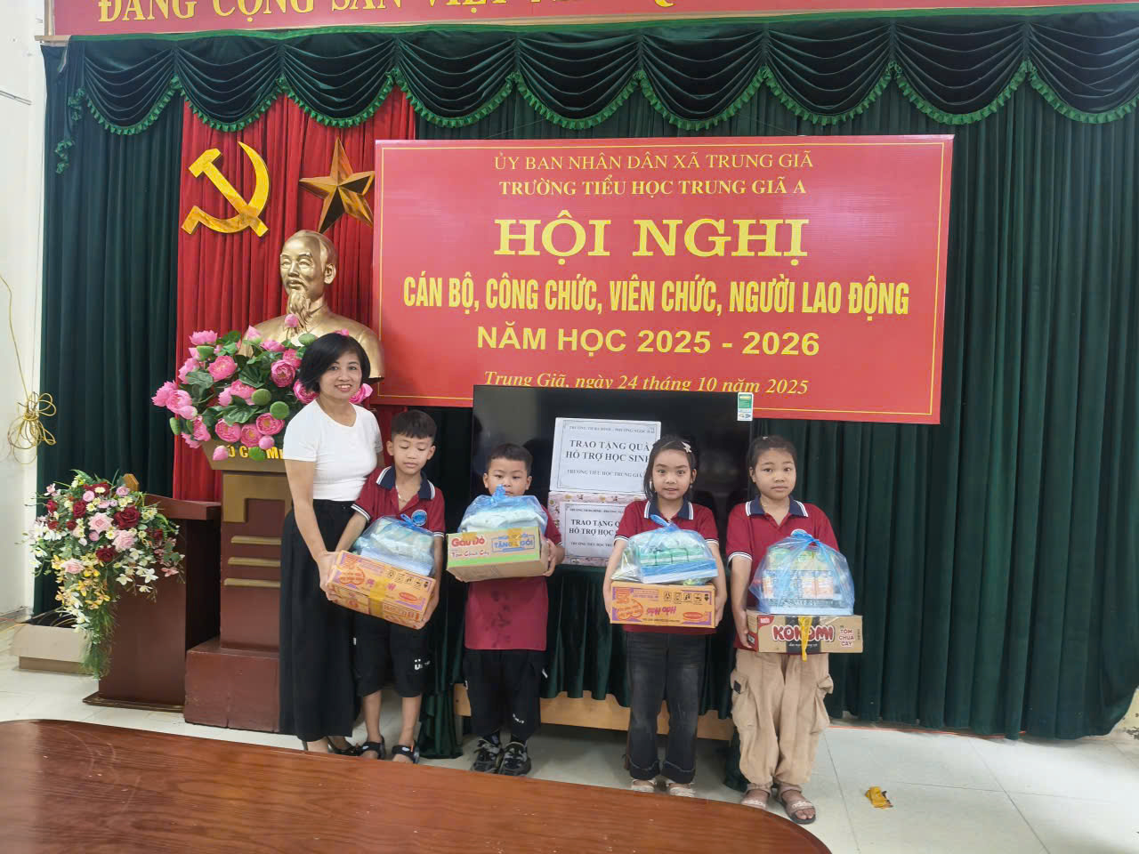 A group of children standing in front of a banner

AI-generated content may be incorrect.