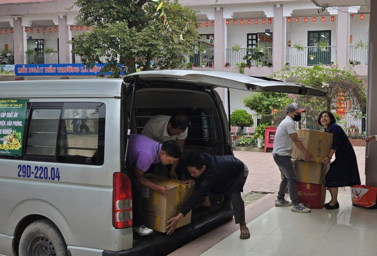 A group of people loading boxes into a van

AI-generated content may be incorrect.