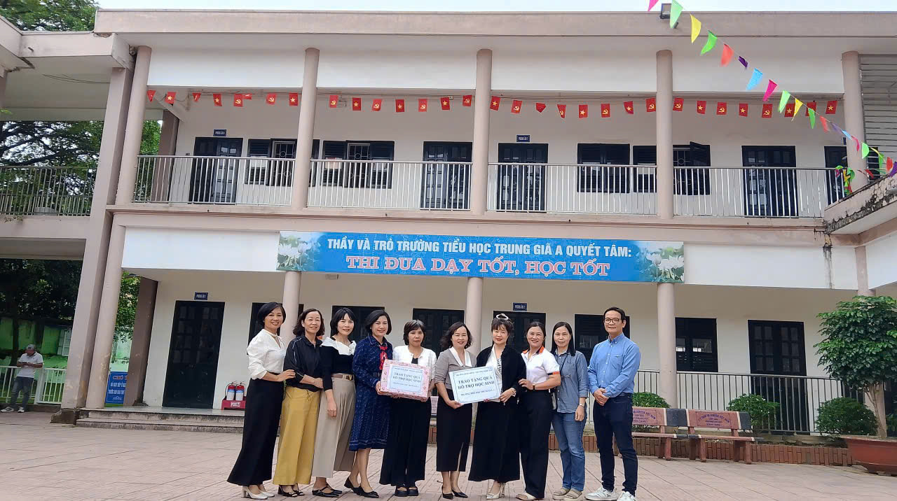 A group of people holding a sign

AI-generated content may be incorrect.