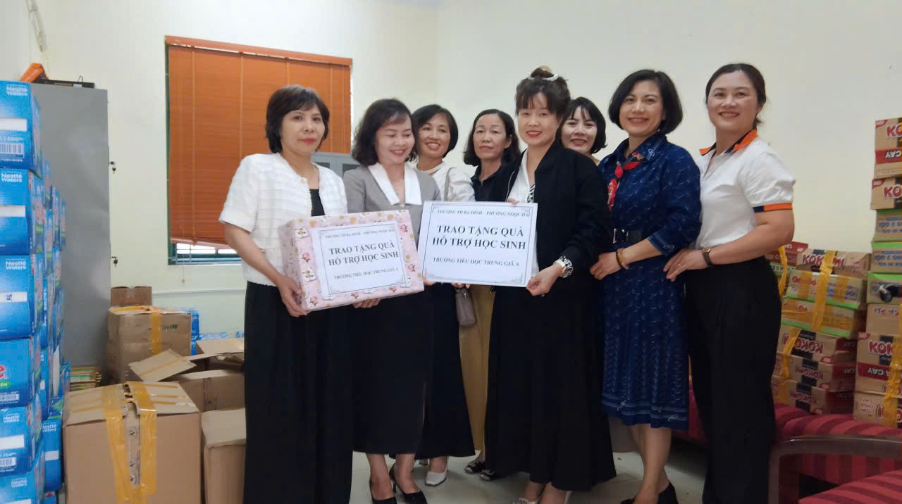 A group of women holding signs

AI-generated content may be incorrect.