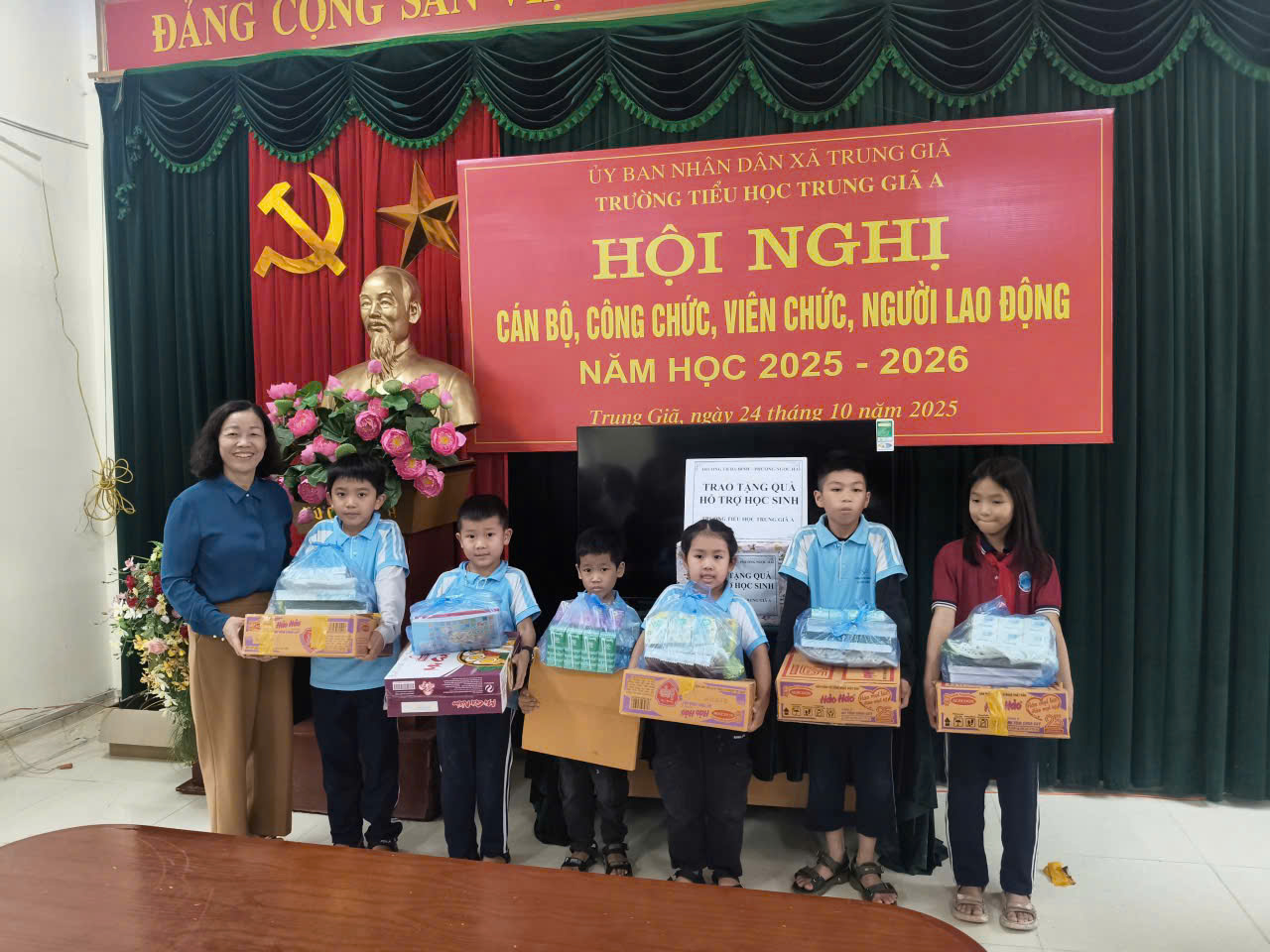 A group of children holding boxes

AI-generated content may be incorrect.