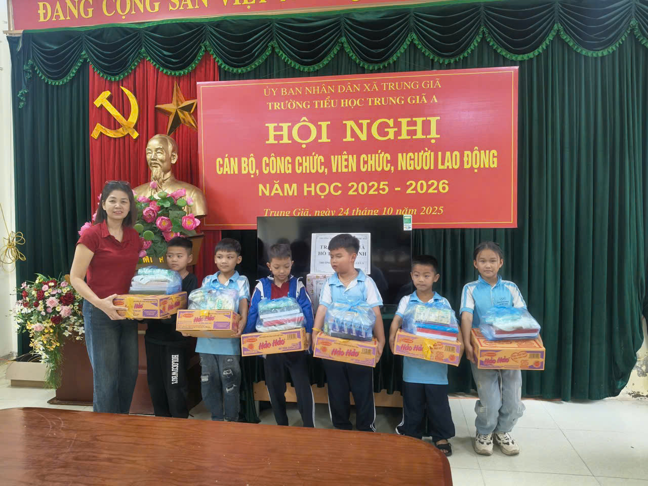 A group of children holding boxes

AI-generated content may be incorrect.