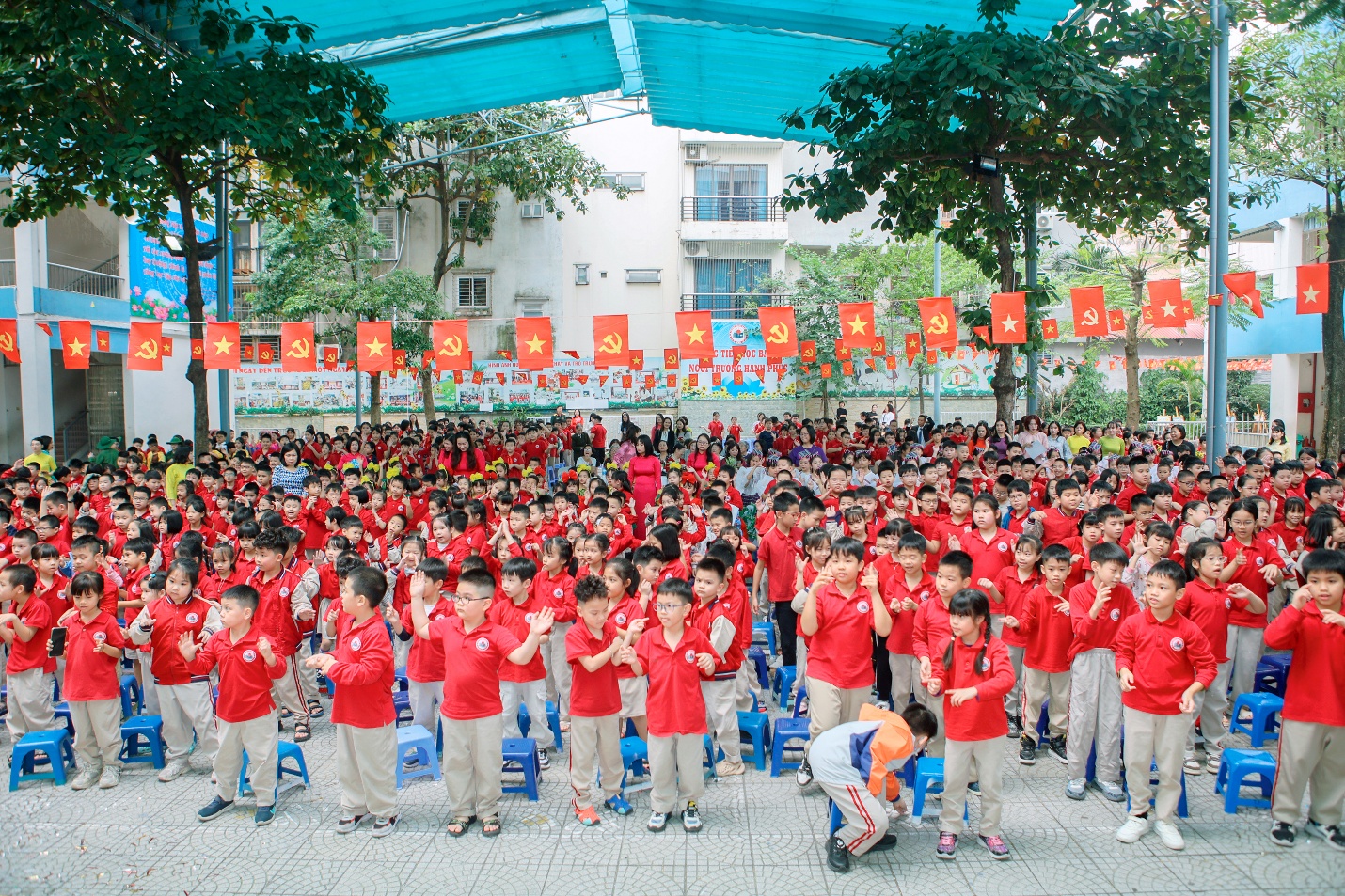 A group of children in red shirts

AI-generated content may be incorrect.