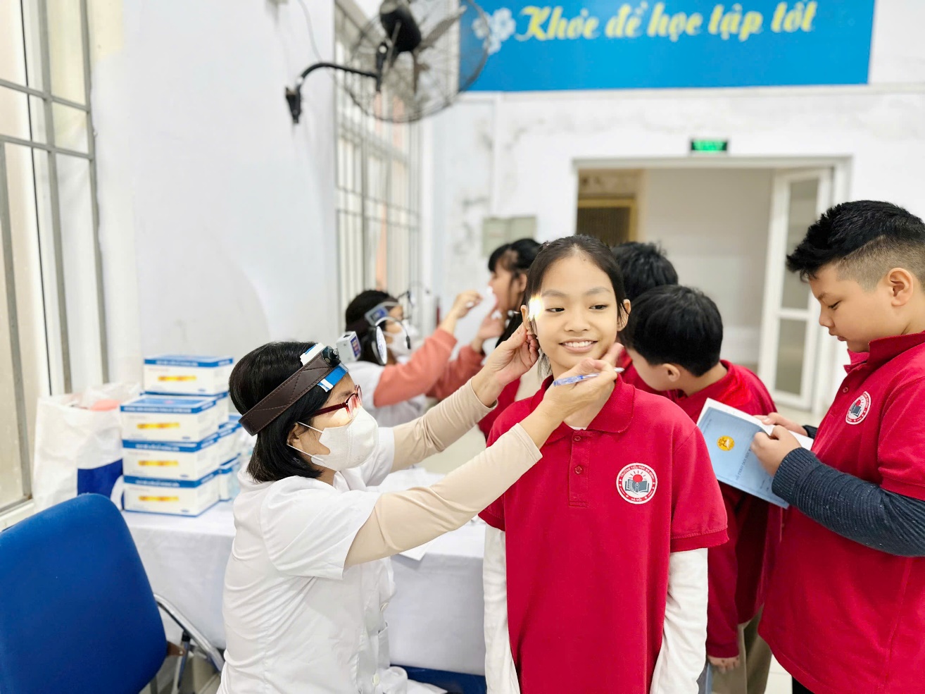 A group of people in a room

AI-generated content may be incorrect.