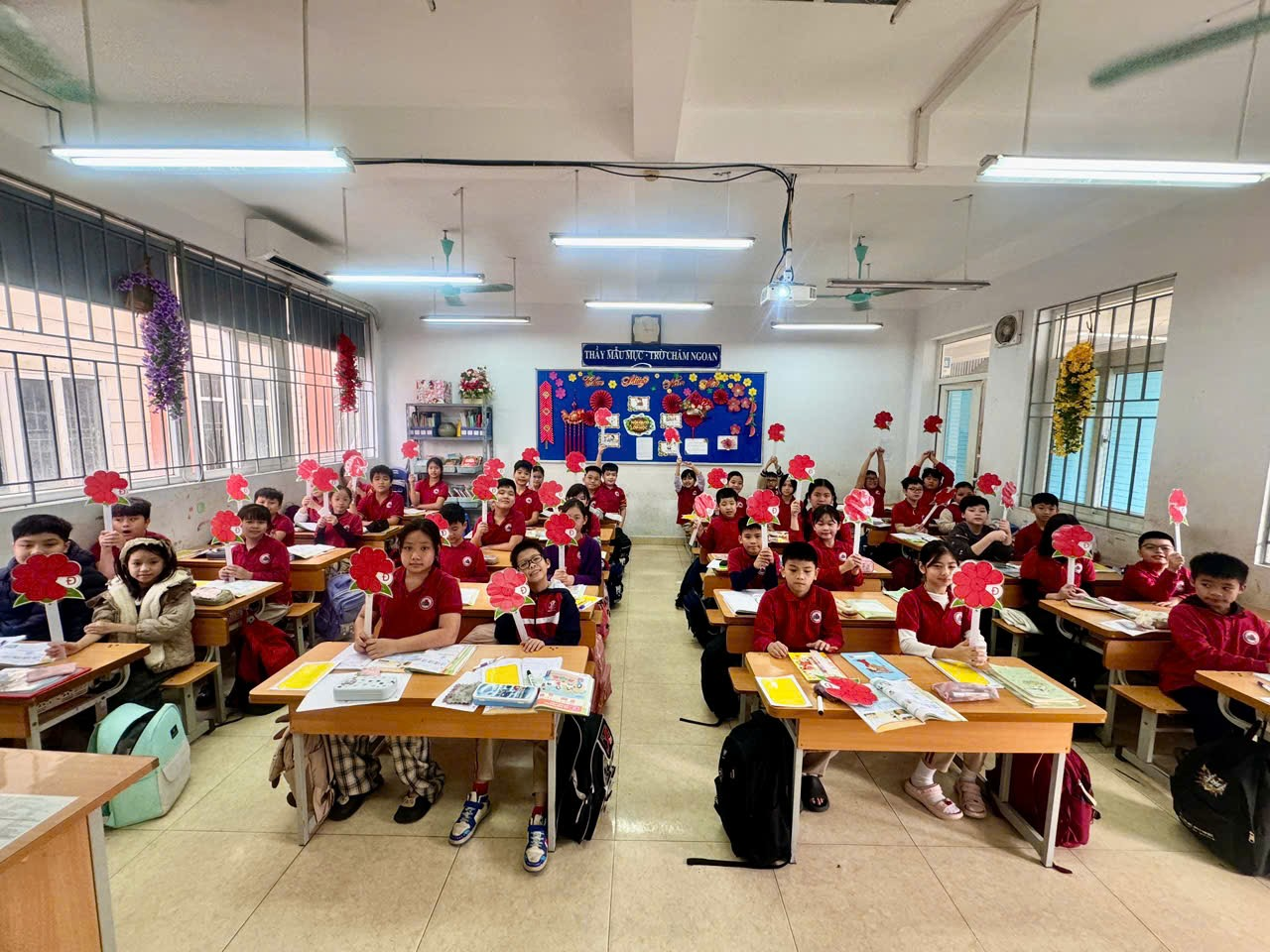 A group of students in a classroom

Description automatically generated