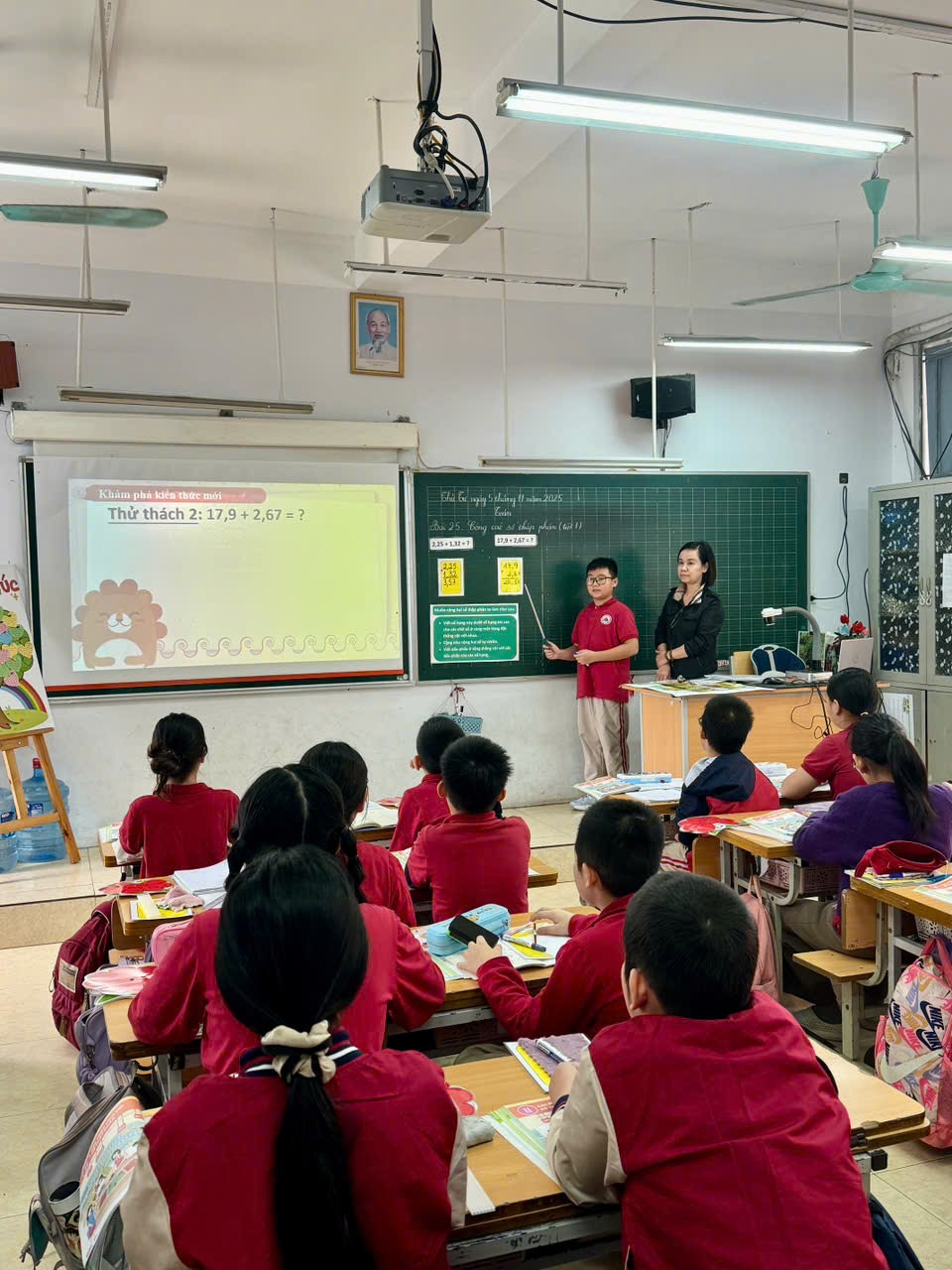 A group of students in a classroom

Description automatically generated