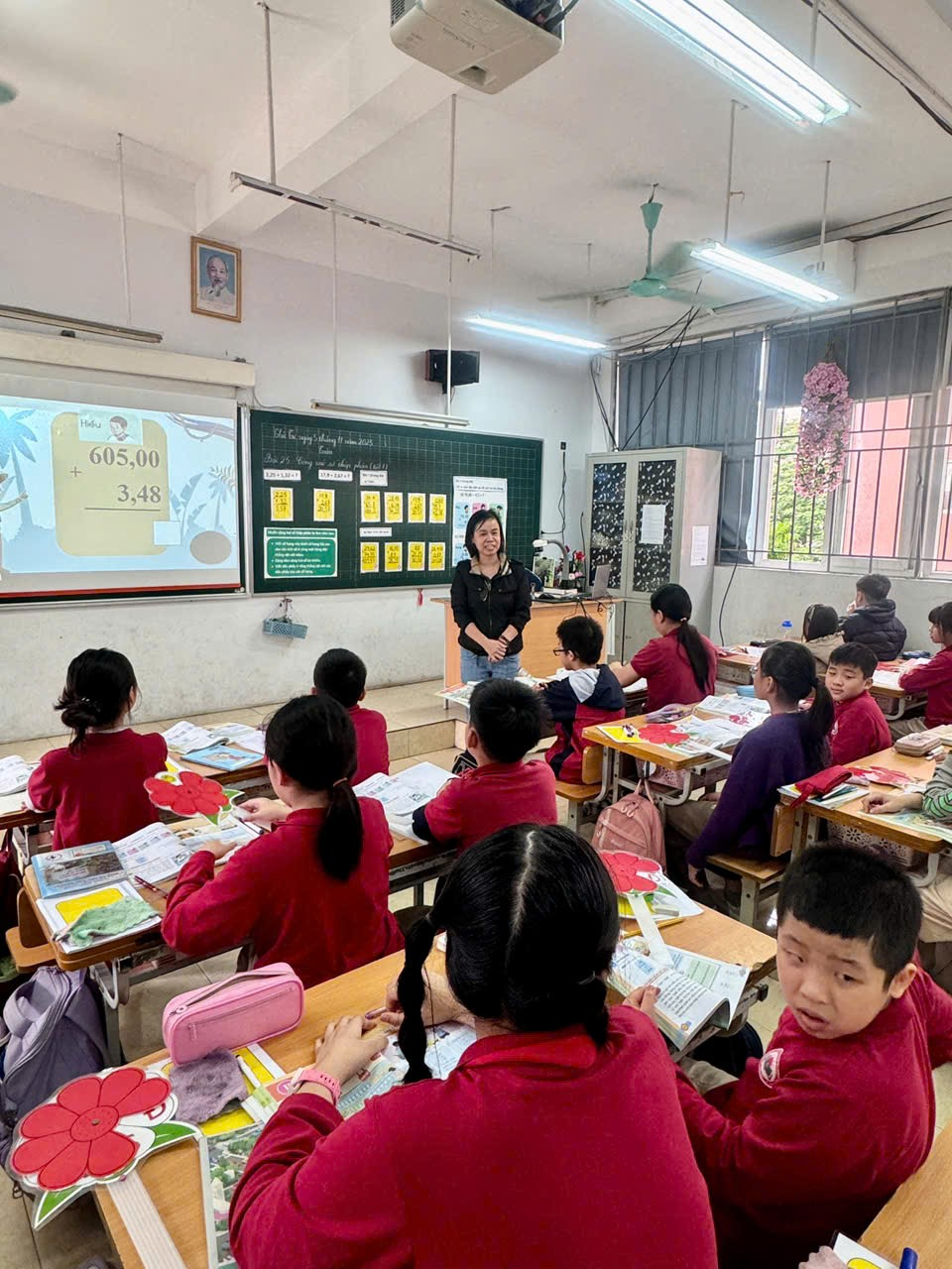 A person standing in front of a classroom with students

Description automatically generated