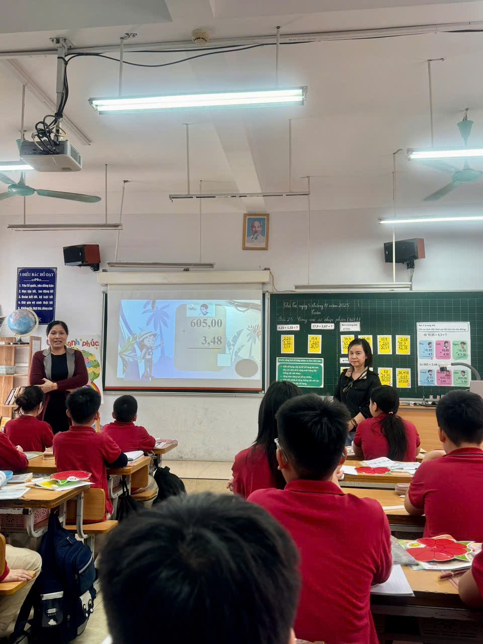 A person standing in front of a classroom with a group of students

Description automatically generated