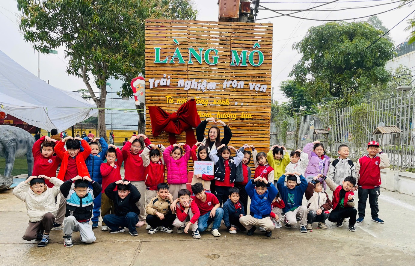 A group of children posing for a photo

AI-generated content may be incorrect.